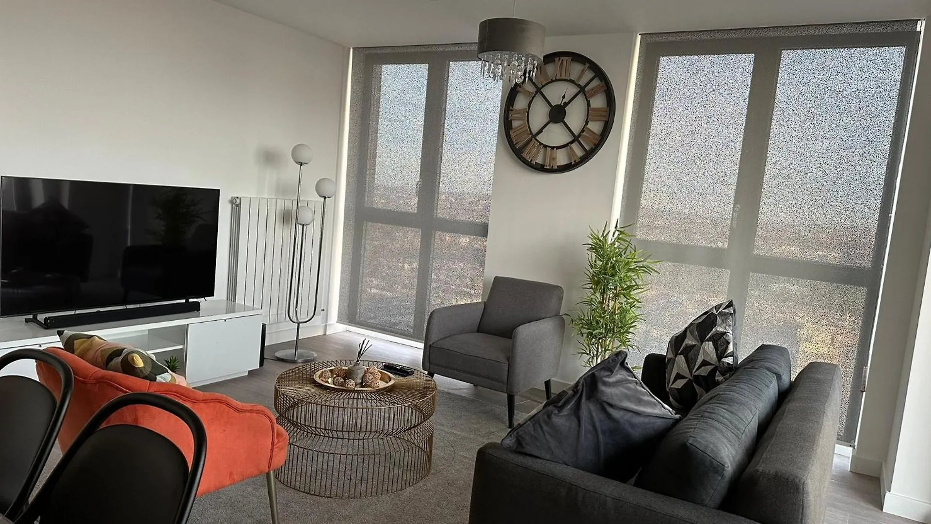 Immaculate 2-Bed Apartment In East London contacts
