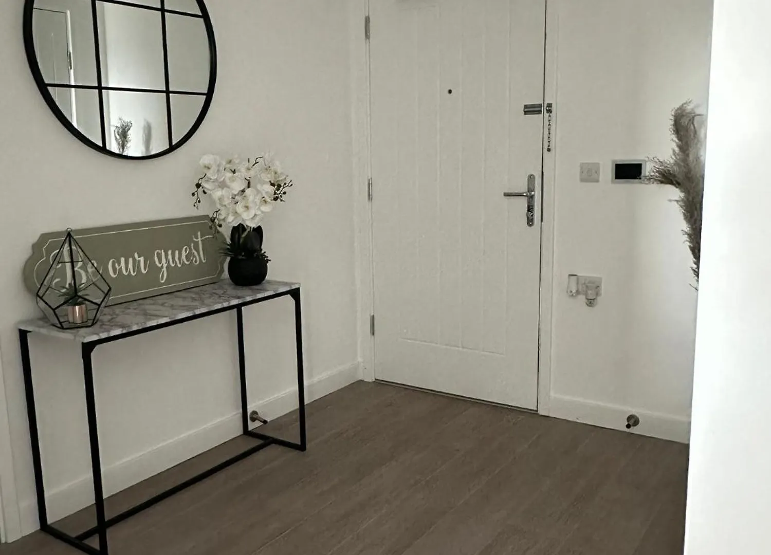 Immaculate 2-Bed Apartment In East London 0*,